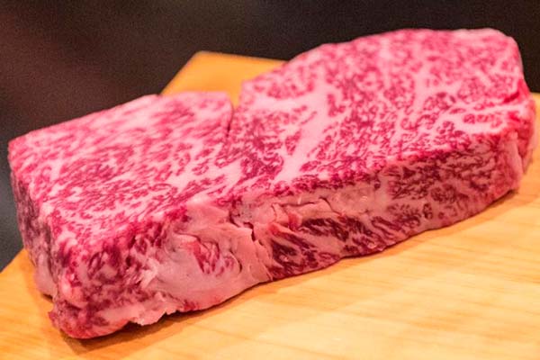 日本の肉のカット:日本料理の精密さと伝統を体現する 1 日本の肉のカット:日本料理の精密さと伝統を体現する
